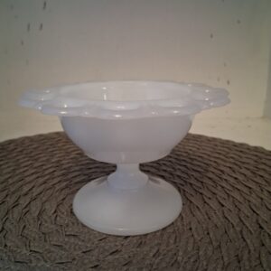 valgest klaasist magustoidupokaal või jalaga kauss