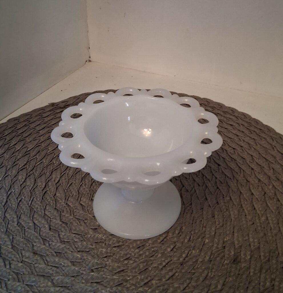 valgest klaasist magustoidupokaal või jalaga kauss