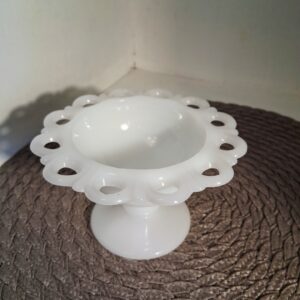 valgest klaasist magustoidupokaal või jalaga kauss