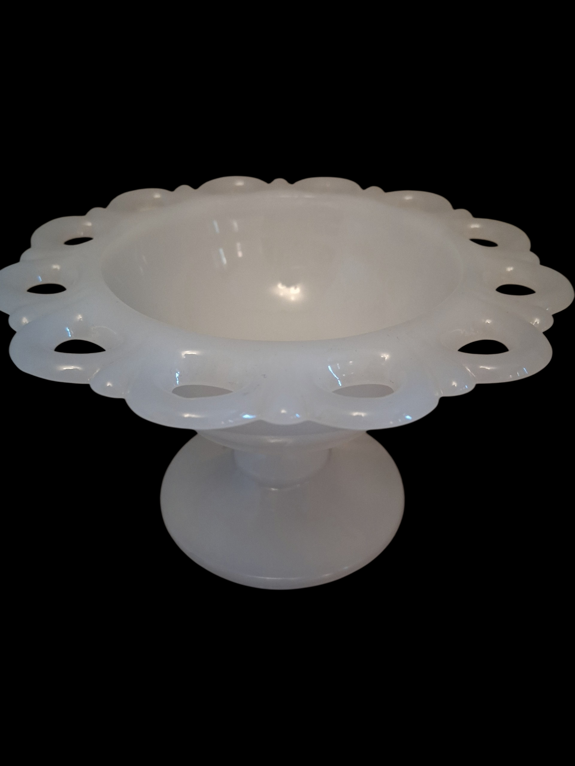 anchor hocking valgest klaasist (piimklaas) jalaga kompotikauss või magustoidupokaal anchor hocking valgest klaasist (piimklaas) jalaga kompotikauss või magustoidupokaal