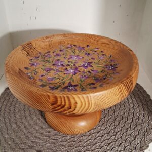 puidust jalaga vaagen maalitud lilledega