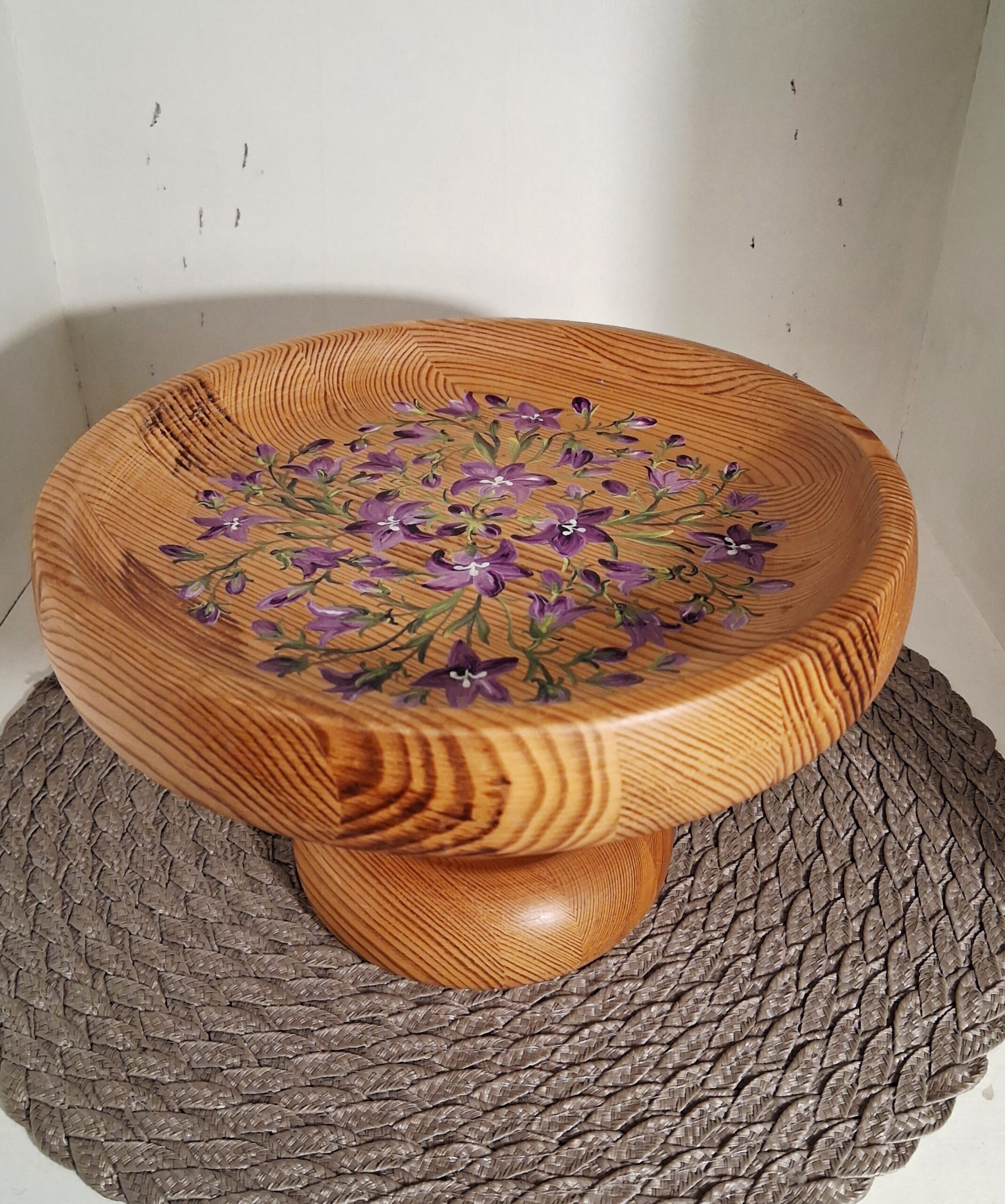 puidust jalaga vaagen maalitud lilledega puidust jalaga vaagen maalitud lilledega