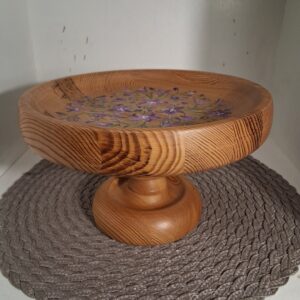 puidust jalaga vaagen maalitud lilledega