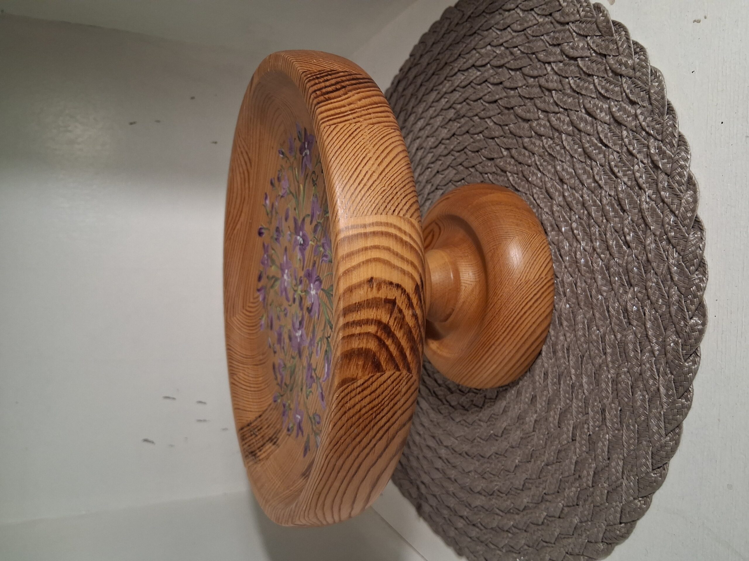 puidust jalaga vaagen maalitud lilledega puidust jalaga vaagen maalitud lilledega