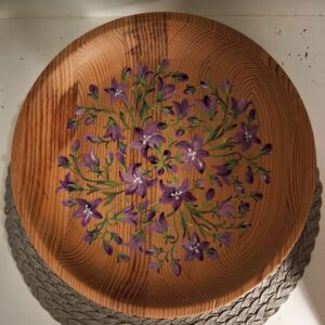 puidust jalaga vaagen maalitud lilledega