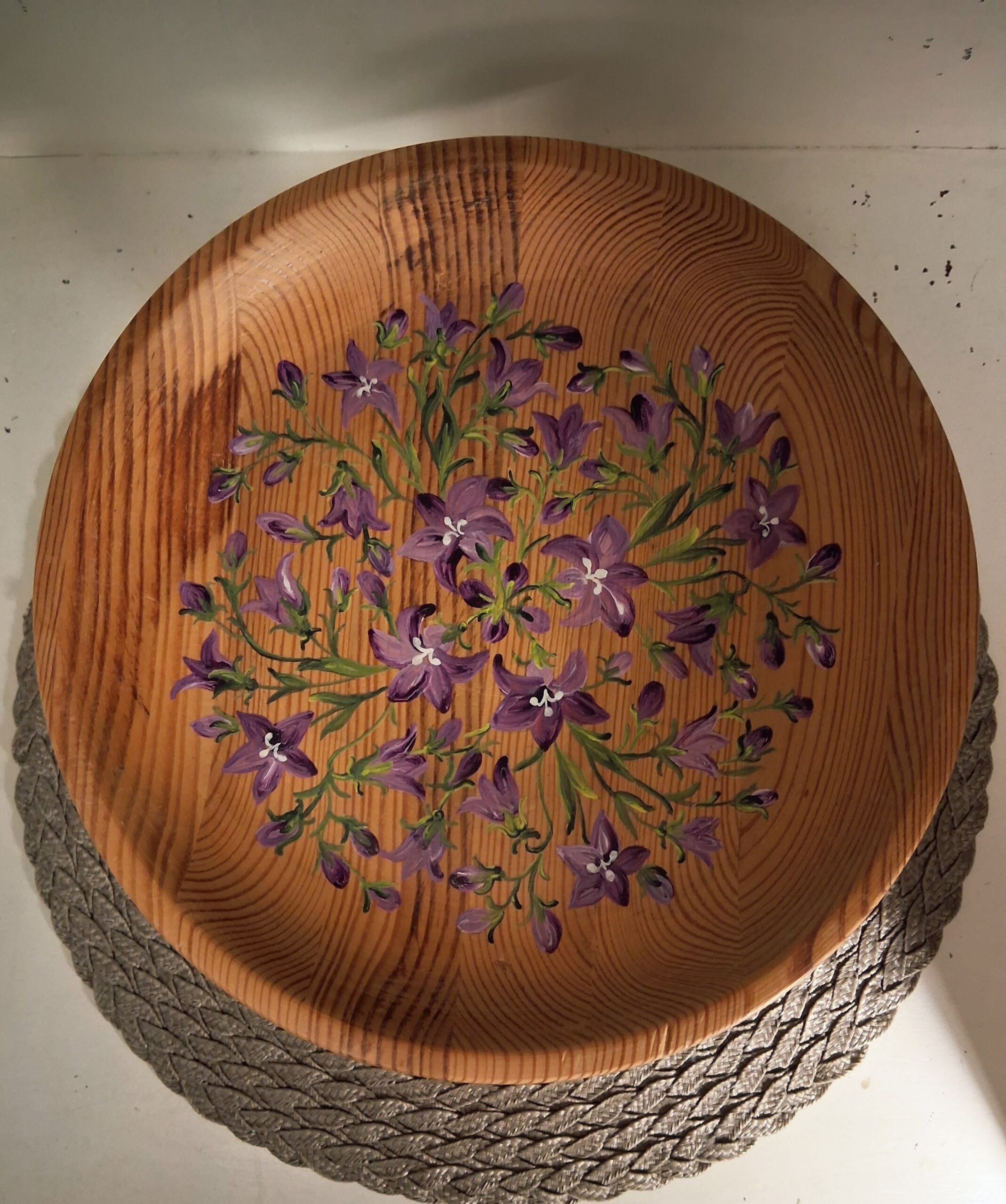 puidust jalaga vaagen maalitud lilledega puidust jalaga vaagen maalitud lilledega