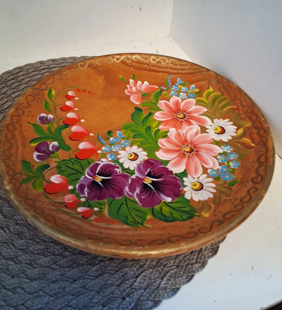 puidust vaagen käsitsi maalitud lilledega