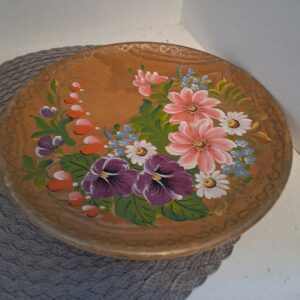 puidust vaagen käsitsi maalitud lilledega