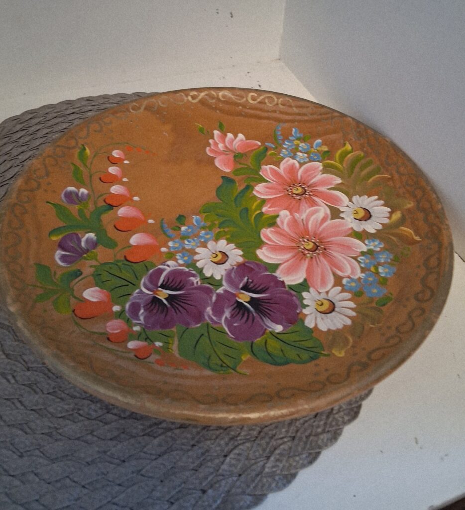 puidust vaagen käsitsi maalitud lilledega