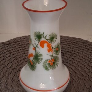 krasnõi mai piimklaasist vaas