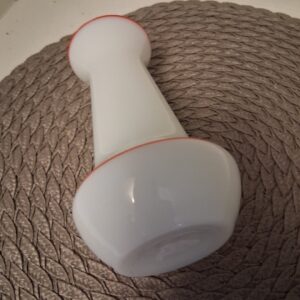 krasnõi mai piimklaasist vaas