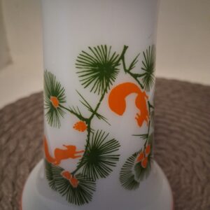 krasnõi mai piimklaasist vaas