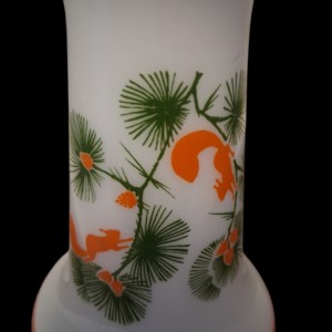 krasnõi mai piimklaasist vaas