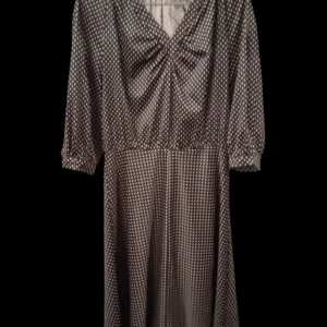 elegantne vintagw täpiline midi kleit