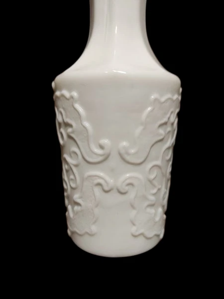 reljeefse dekooriga piimklaasist bud vaas reljeefse dekooriga piimklaasist bud vaas