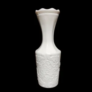 Avaleht reljeefse dekooriga piimklaasist bud vaas