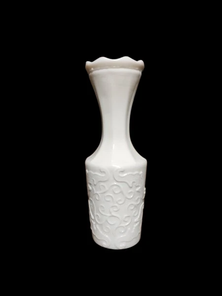 reljeefse dekooriga piimklaasist bud vaas reljeefse dekooriga piimklaasist bud vaas