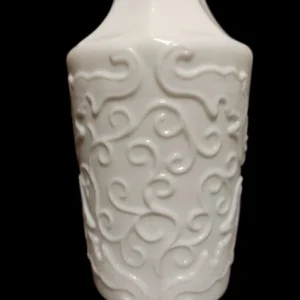 reljeefse dekooriga piimklaasist bud vaas