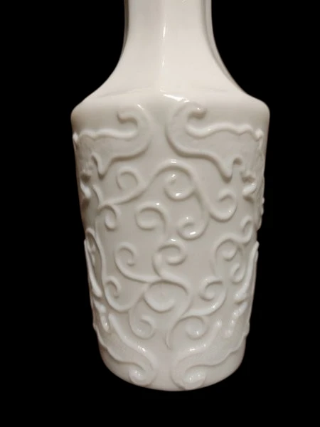 reljeefse dekooriga piimklaasist bud vaas reljeefse dekooriga piimklaasist bud vaas