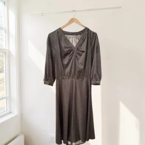 Avaleht elegantne vintagw täpiline midi kleit