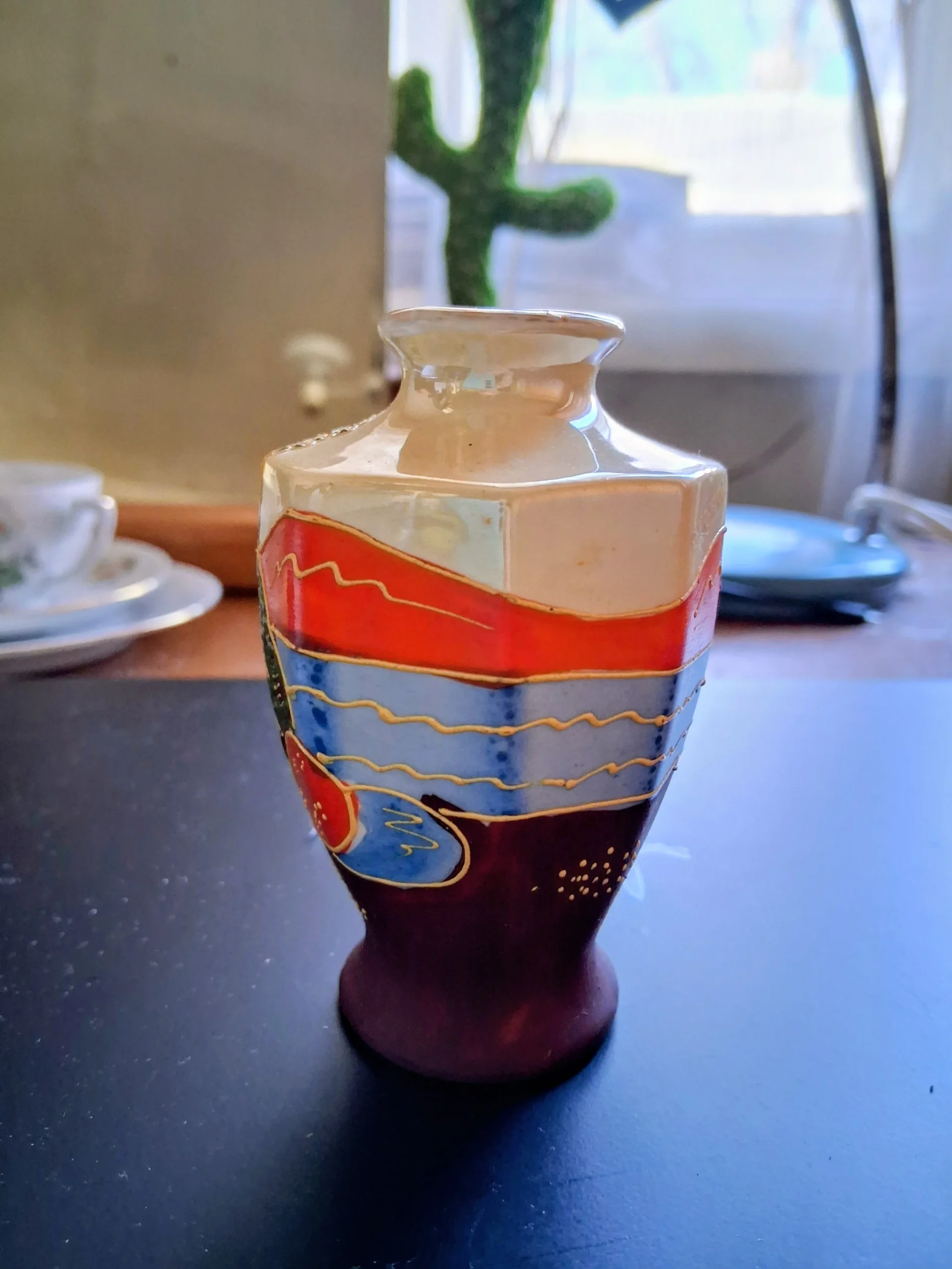 Vintage Jaapani satsuma stiilis minivaas – Kuuekülgne Moriage ja Feng Shui tarkuse sümbol - Image 2