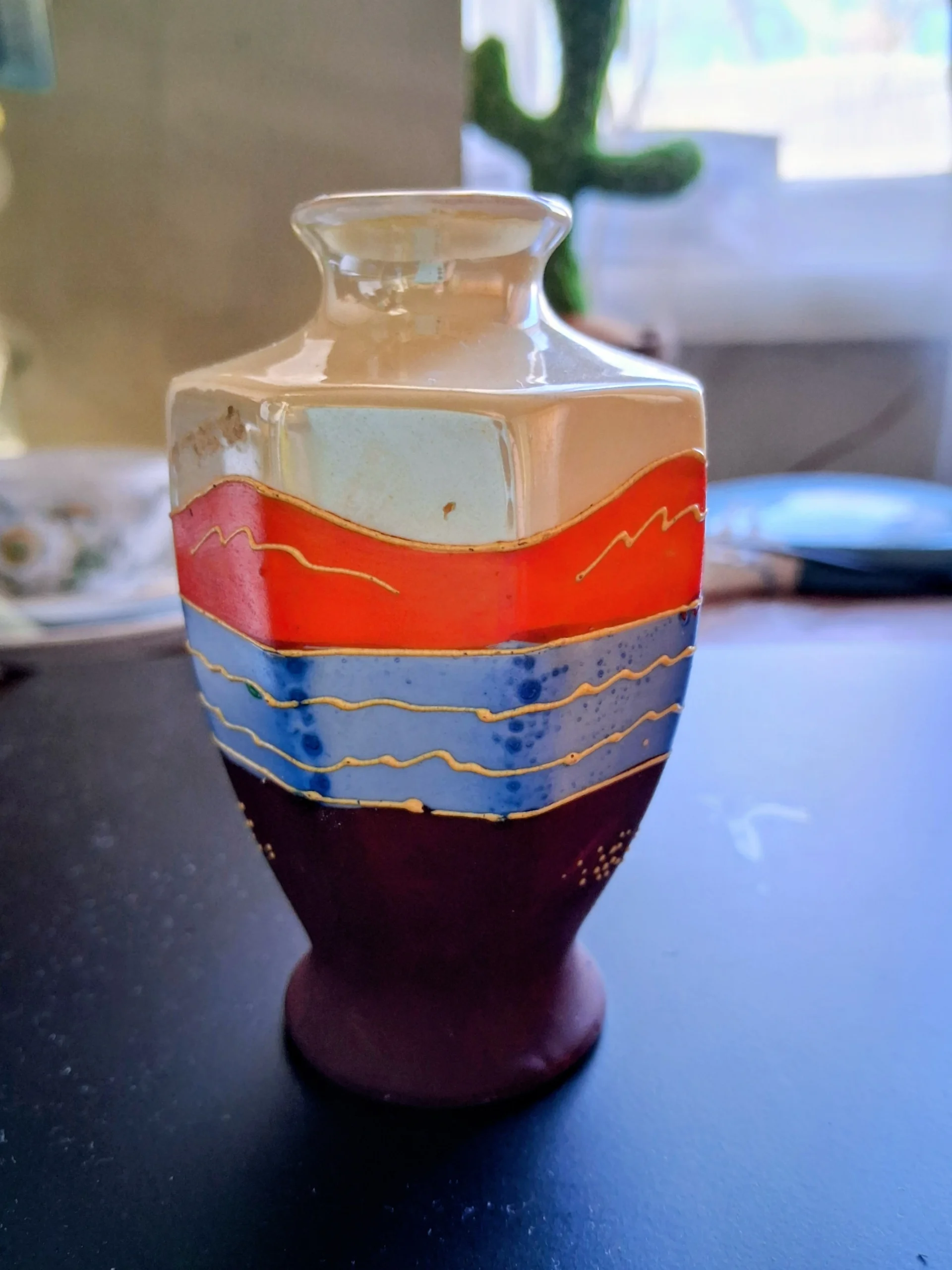 Vintage Jaapani satsuma stiilis minivaas – Kuuekülgne Moriage ja Feng Shui tarkuse sümbol - Image 3
